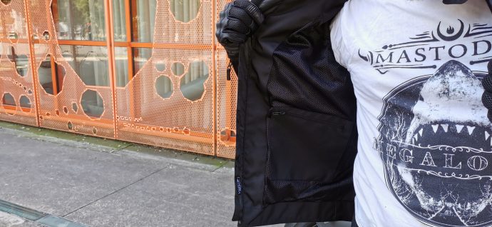 Une grande poche à l'intérieur côté droit du blouson DXR Swizzle Tex