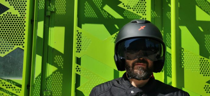 prueba del casco Dexter Vulcan con la pantalla ahumada bajada 