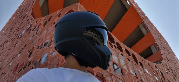 de incógnito con el casco Dexter Vulcan 