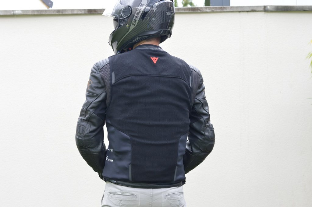 le gilet airbag Smart Jacket porté sur le blouson moto