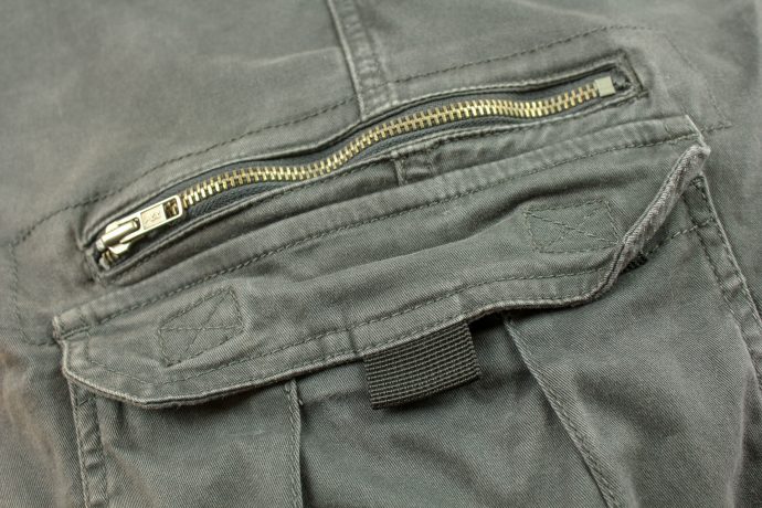 focus sur les poches et fermetures du pantalon DXR Nazaire