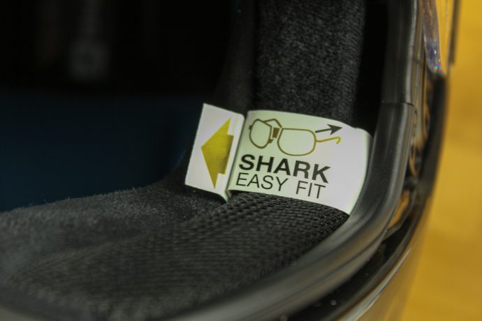 système easyfit de Shark pour porter des lunettes sous son casque