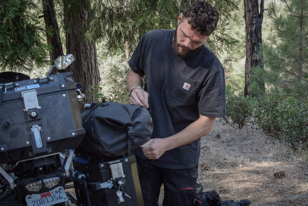 chargement des valises Givi Trekker Outback sur la super ten