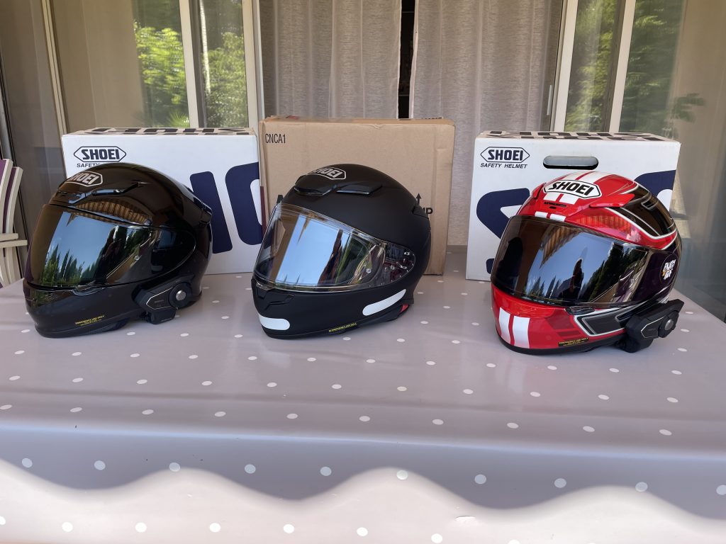 SHOEI NXR 2 – Le NXR 2 entouré de 2 NXR 1