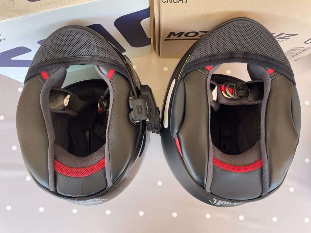 SHOEI NXR 2 – Le NXR 2 à droite, les mousses de joues sont plus fermés, favorisant une meilleure insonorisation