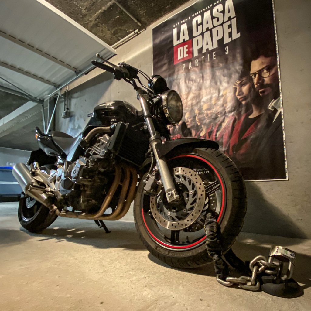 moto sécurisée avec une chaîne antivol