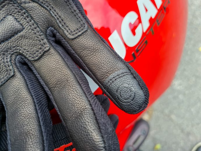 insert pour écran tactile au bout de l'index des gants Furygan 