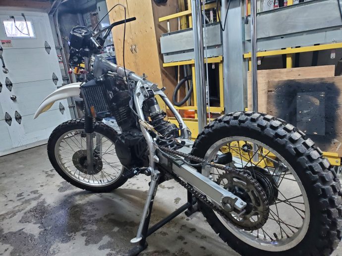 KLR250 avec restauration pour la préparation du Trophée Roses des Sables