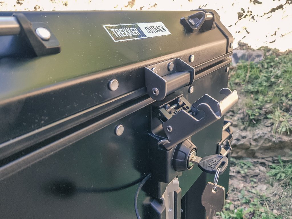 système ouverture et fermeture du top case Givi TRekker Outback 58L