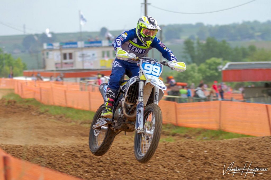 Manon Haudoire et ses bottes Alpinestars sur un terrain cross de terre