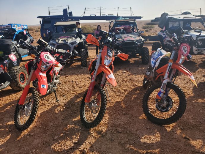 motos de 3 participantes du Trophée Roses des Sables 2021