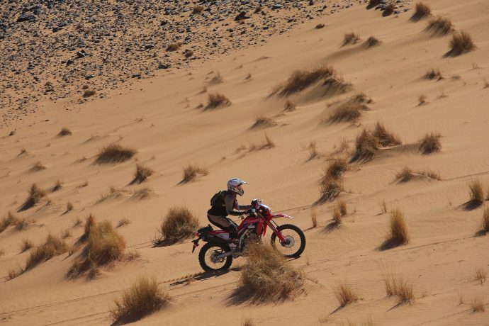 Traversée du désert lors du Trophée Roses des Sables 2021