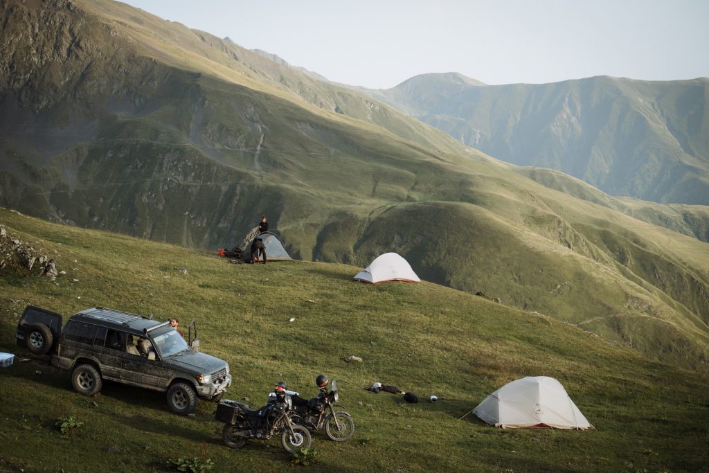 acampada libre durante un viaje en moto por Georgia