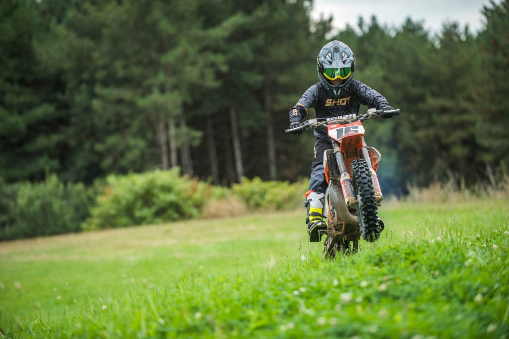 enfant motocross wheeling