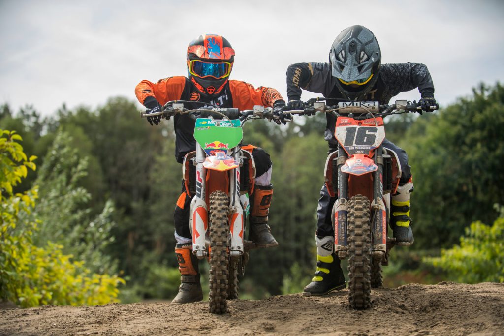 Deux enfants à motocross équipés Shot