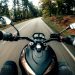 motard roulant à moto sur une route sans danger