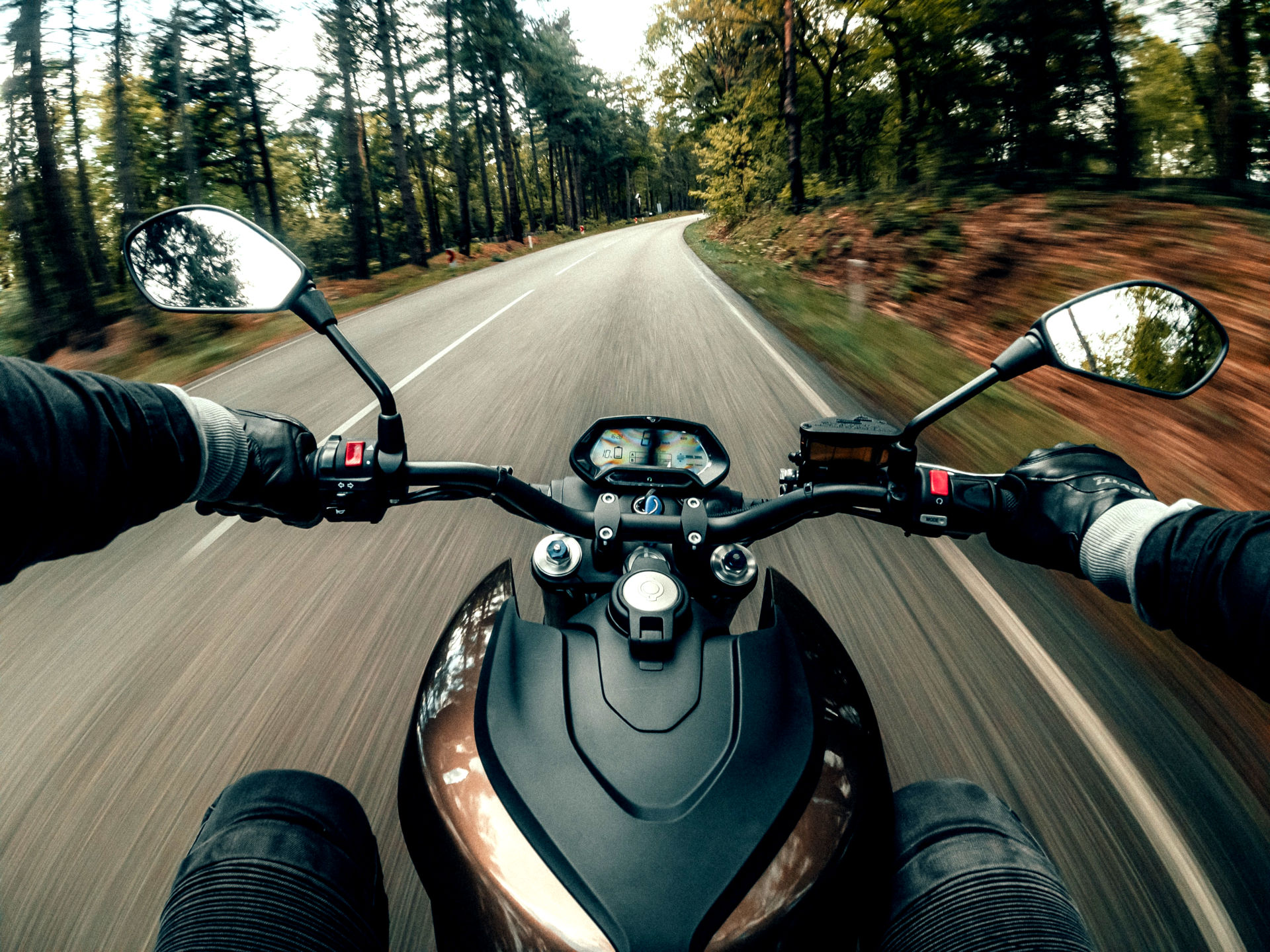 motard roulant à moto sur une route sans danger
