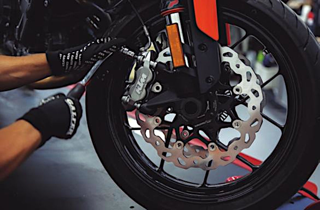 Démontage d'un étrier de frein moto KTM