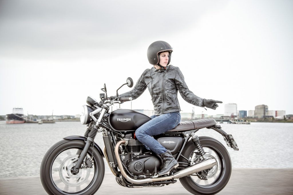 Blouson moto fitté sur une motarde roulant en Triumph