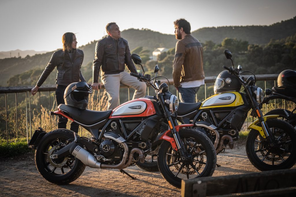 motard en pause discussion équipés pour rouler