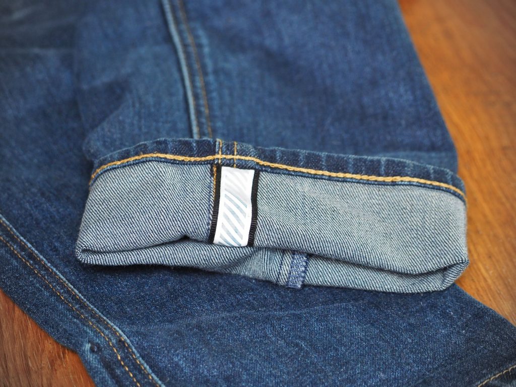 ourlet de jean moto avec un empiècement réfléchissant
