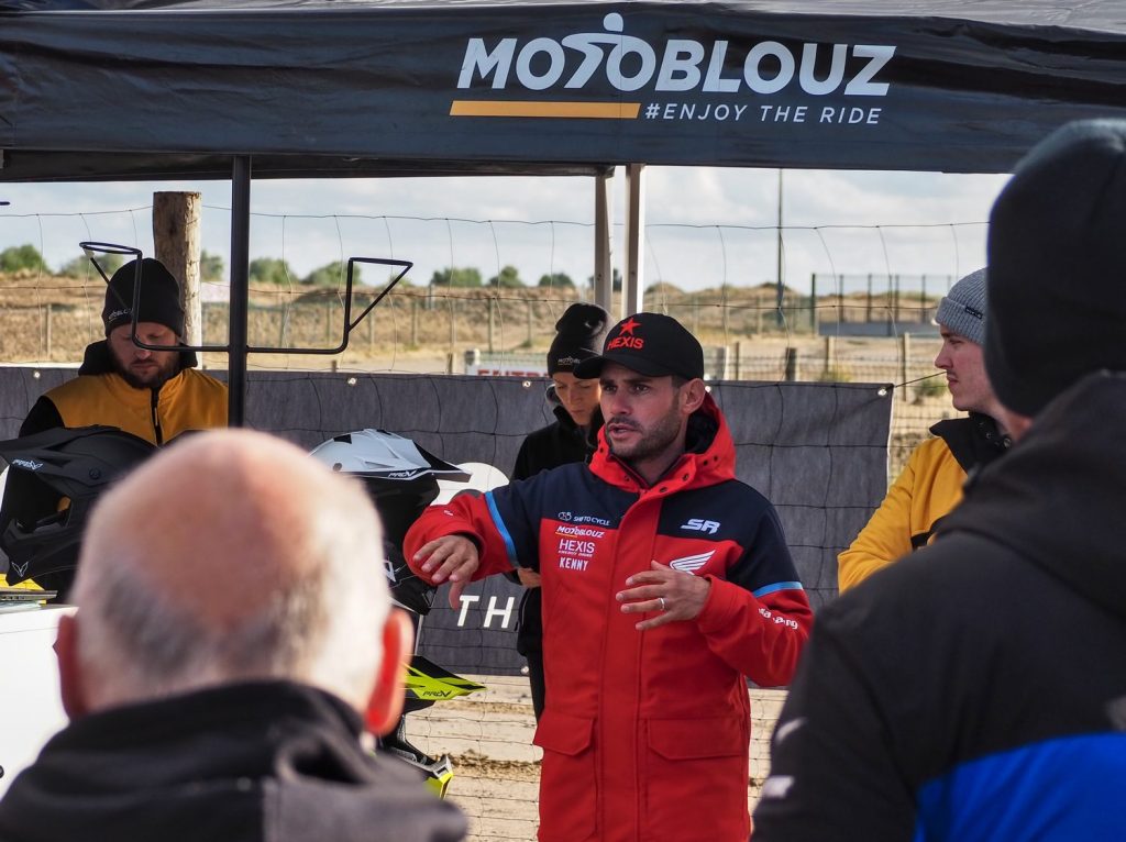 Josse Sallefranque brief les participants du Coaching Day Motoblouz