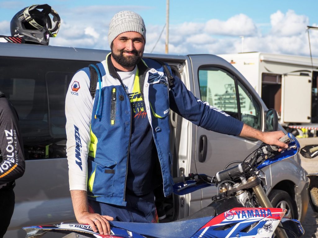 Portrait de Romain, pilote invité au Coaching Day Motoblouz 2022, qui pose à côté de sa Yamaha MX