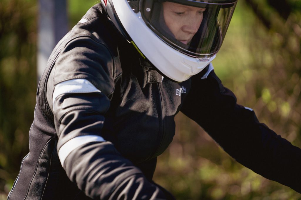 Homme En Moto Avec Casque Et Gants Vêtements De Protection En Moto