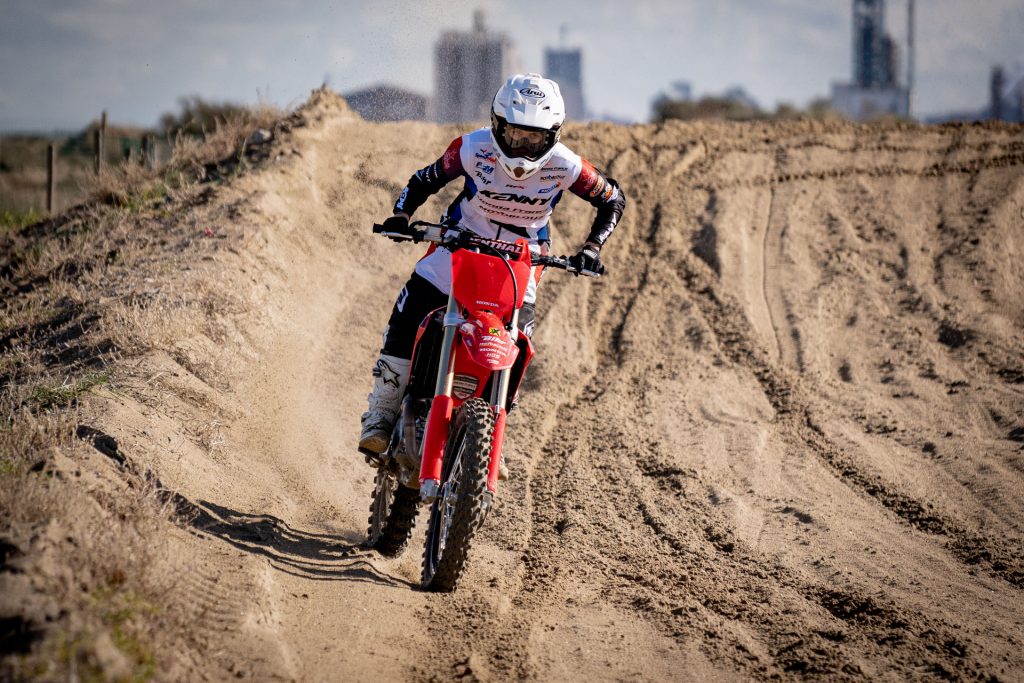 Mthilde Denis roule la Honda CRF 250 du Team Honda Motoblouz SR à Loon Plage