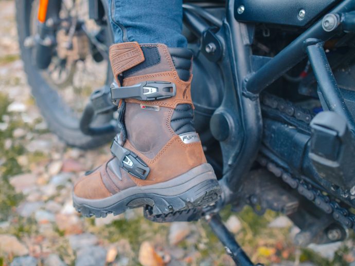 focus sur l'arrière des bottes cross Forma Adventure Low