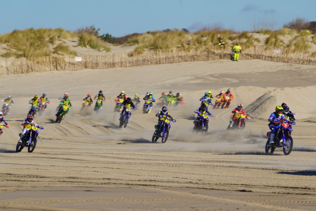 Pilotes de l'Enduropale roulant sur la plage vers la ligne d'arrivée