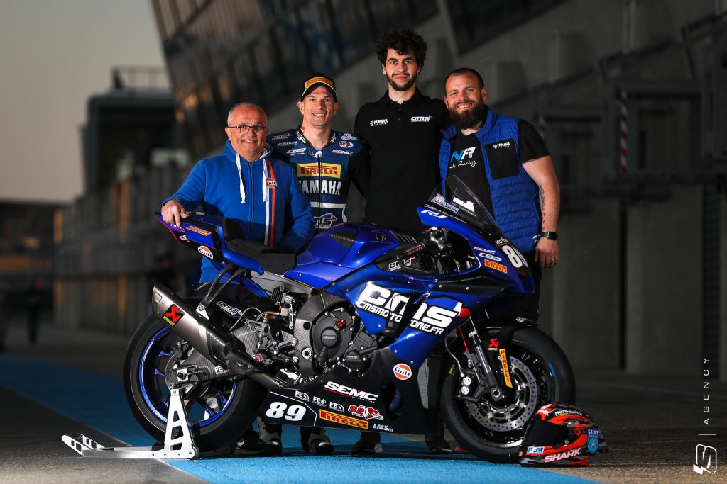 Le team CMS posant devant sa Yamaha R1 avec entre autres Axel et son père