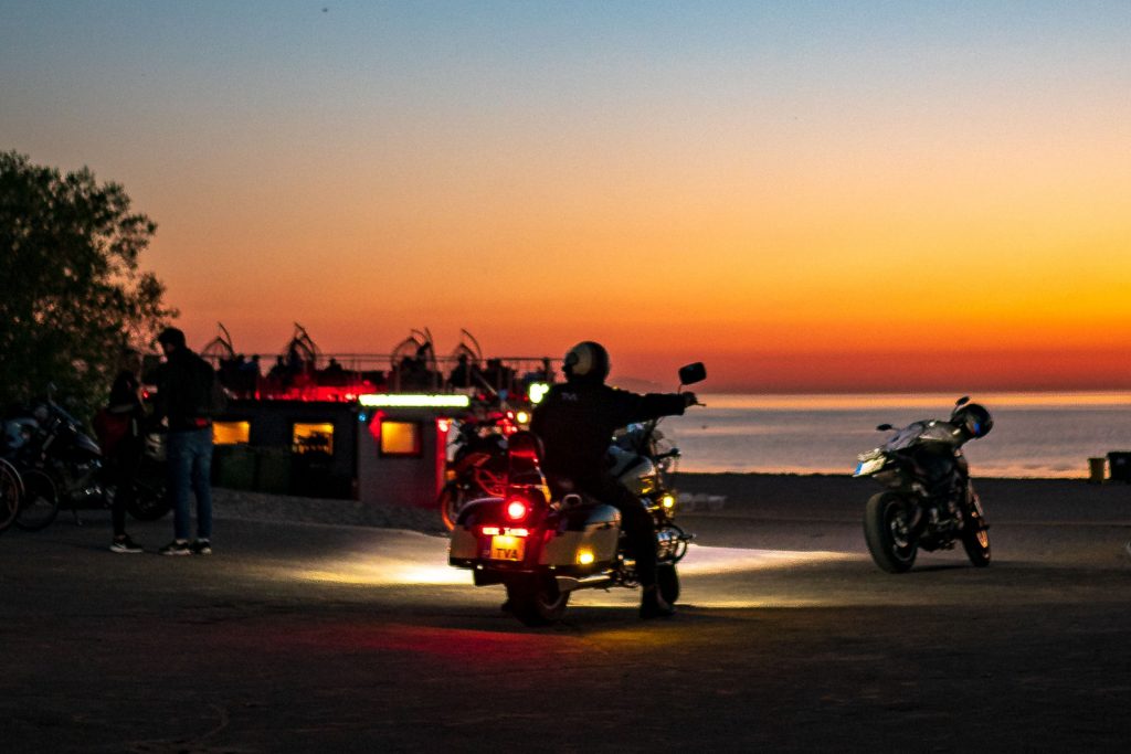 Coucher de soleil sur la mer lors d'une balade moto