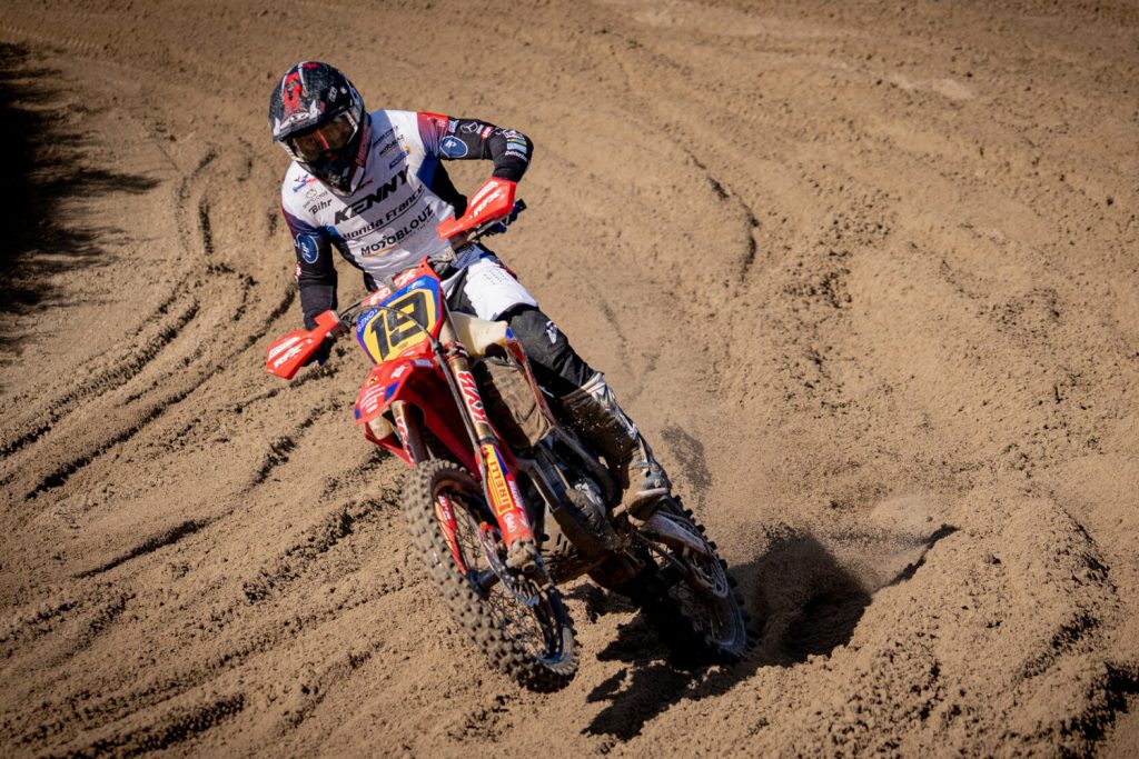 Pilote du team SR Motoblouz en pleine course dans le sable