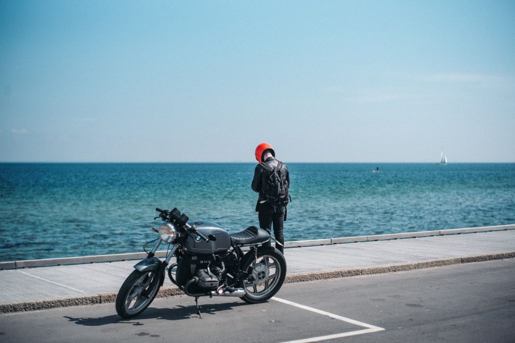 balade au bord de la mer à moto