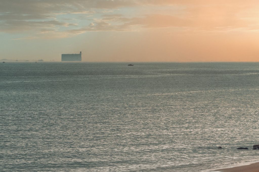 fort Boyard sur la mer au soleil couchant