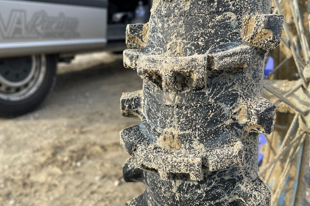 Détail de la forme des tétines de pneus cross sépciaux pour le sable