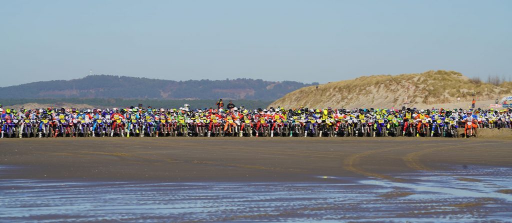 Pilotes de l'Enduropale alignés sur la plage juste avant le départ