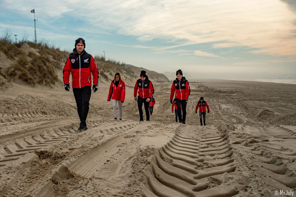 Le team SR précédé par Josse Sallefranque évoluant à pied sur le circuit de l'Enduropale du Touquet