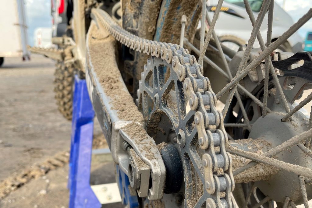 Une transmission de motocross pleine de sable