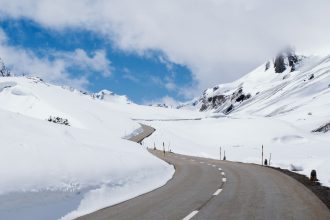 balade moto en montagne en hiver