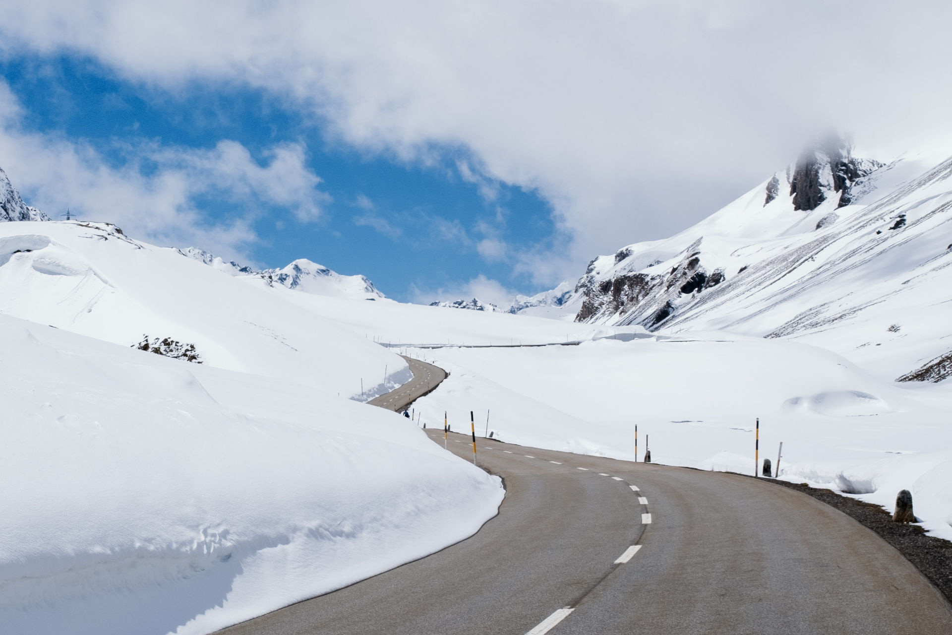 Conseils pour conduire sur une route de montagne en hiver