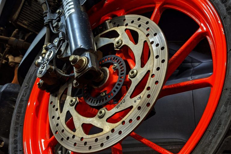 Freinage moto, tout savoir du levier aux disques de frein