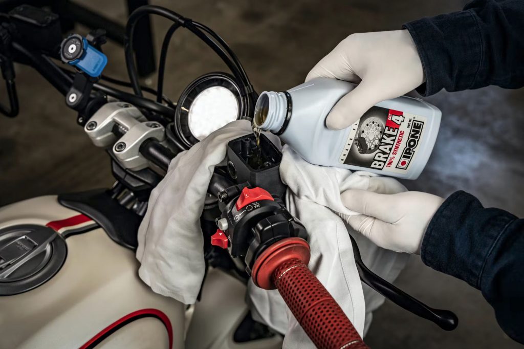 remplacement du liquide de frein d'une moto 