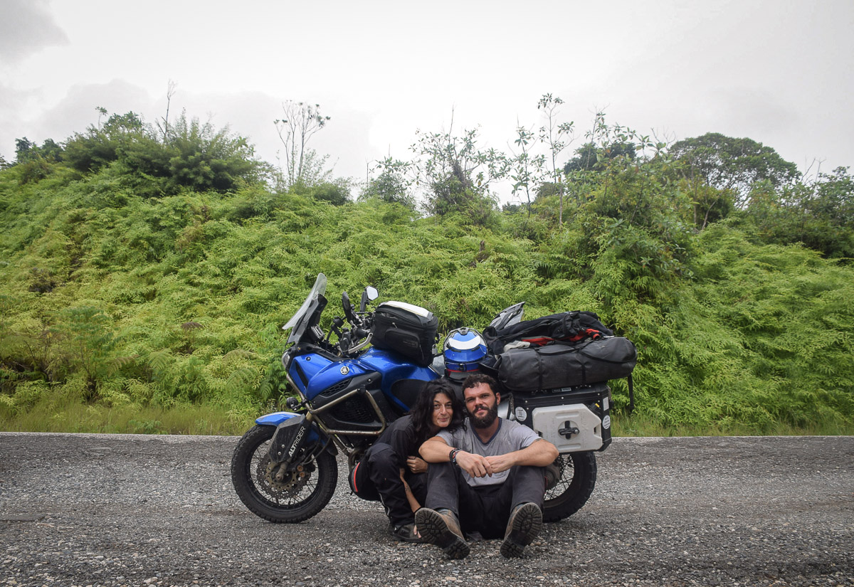 photo du trio, Mathilde, Max et la moto 