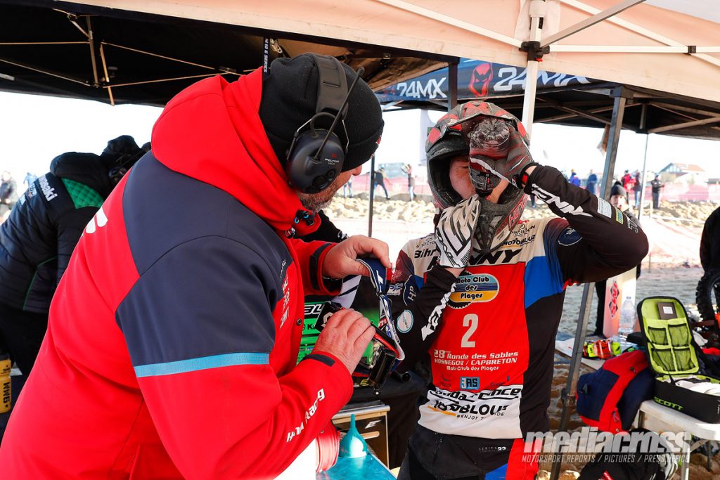 Piloto del equipo Honda Motoblouz SR en el avituallamiento de una carrera