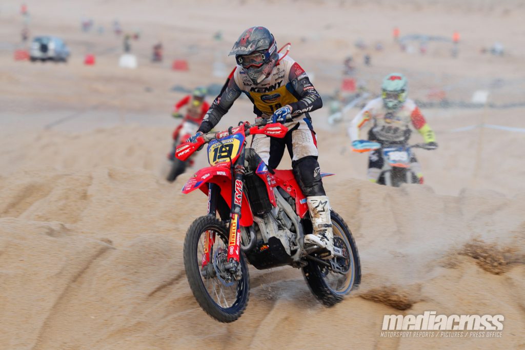 Cyril Genot avec un tuyau de camelback pendant une course sur sable