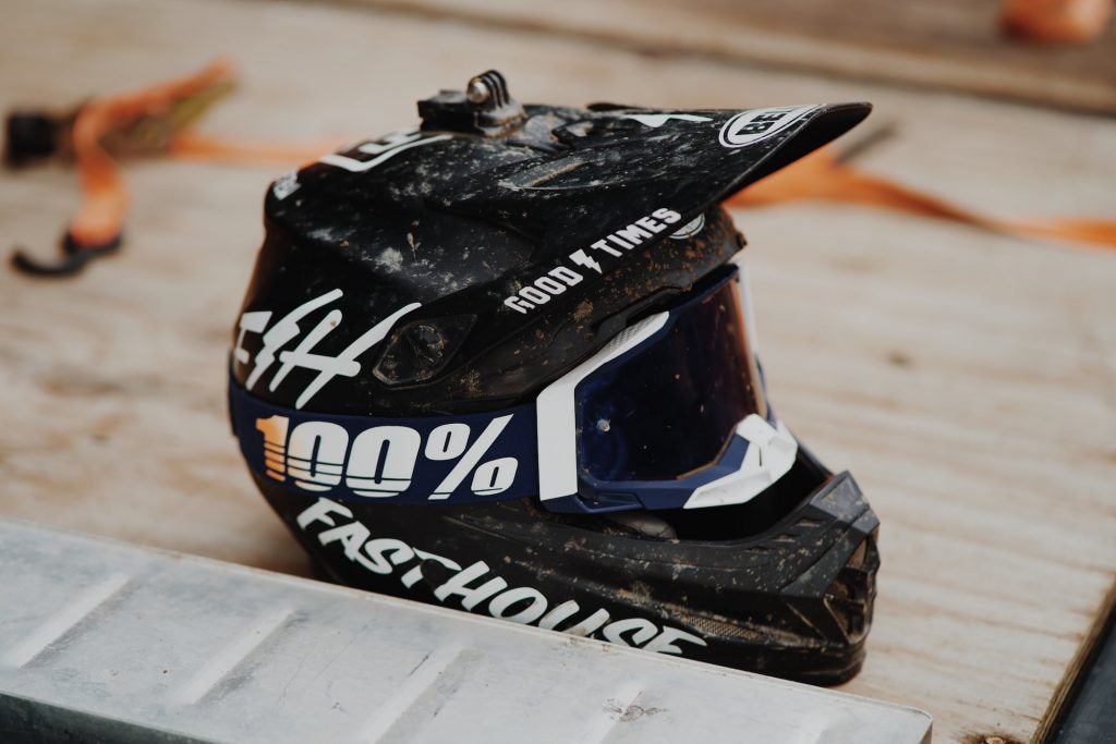 Casque motocross maculé de boue, photo de Jordan Andrews