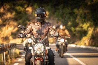 comment choisir un casque de moto femme ?