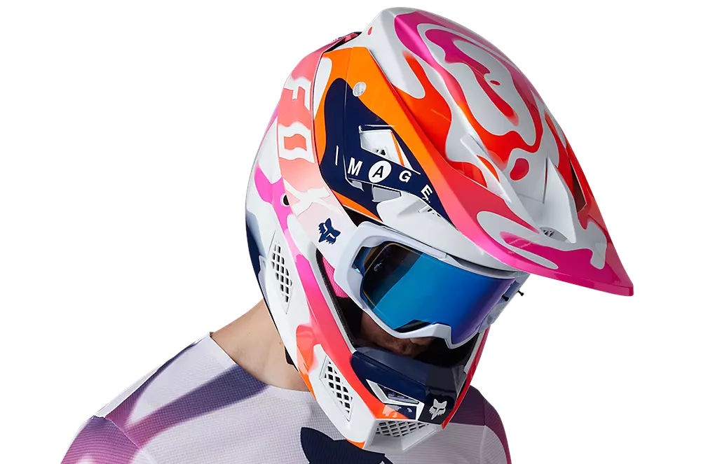 Zoom sur le masque cross d'un pilote Red Bull